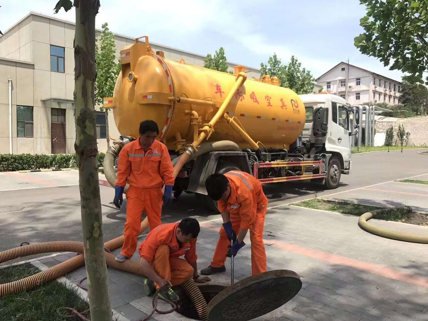 大足管道疏通车停在窨井附近