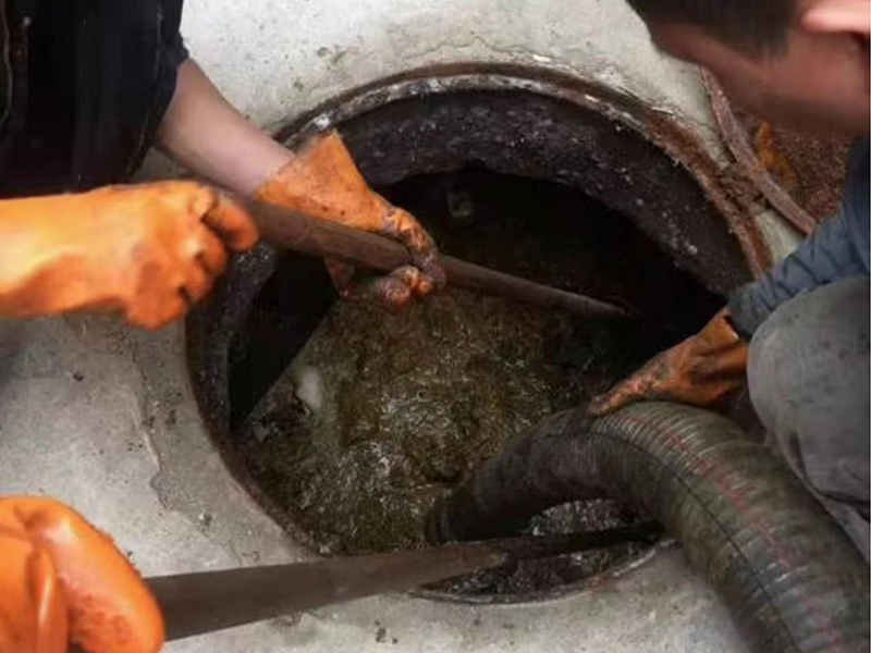 大足清理化粪池时如何避免沼气的危害？